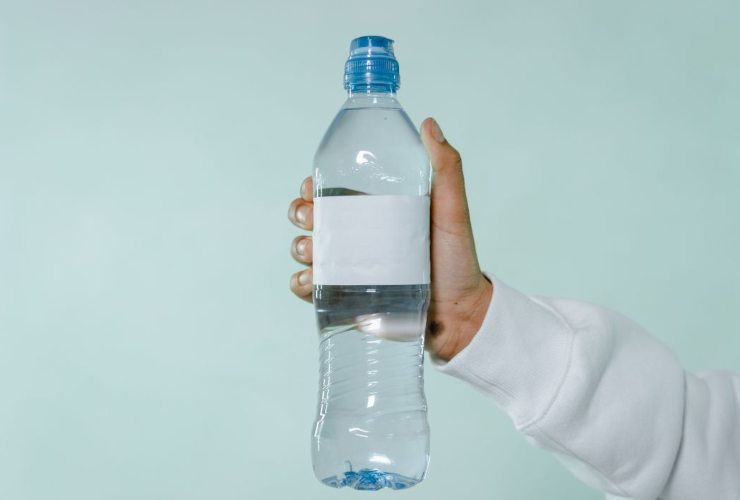 Il metodo della bottiglia di plastica in giardino