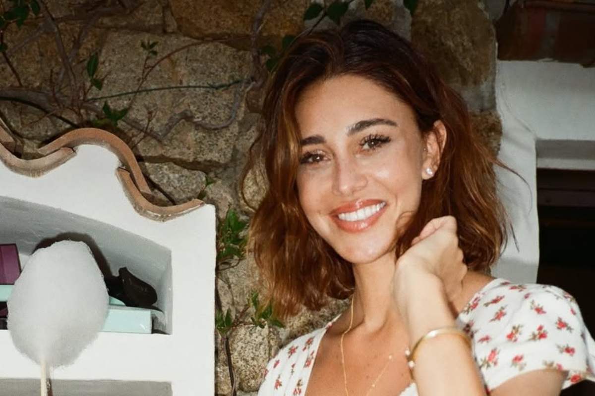 Belen Rodriguez sorridente in uno scatto casalingo