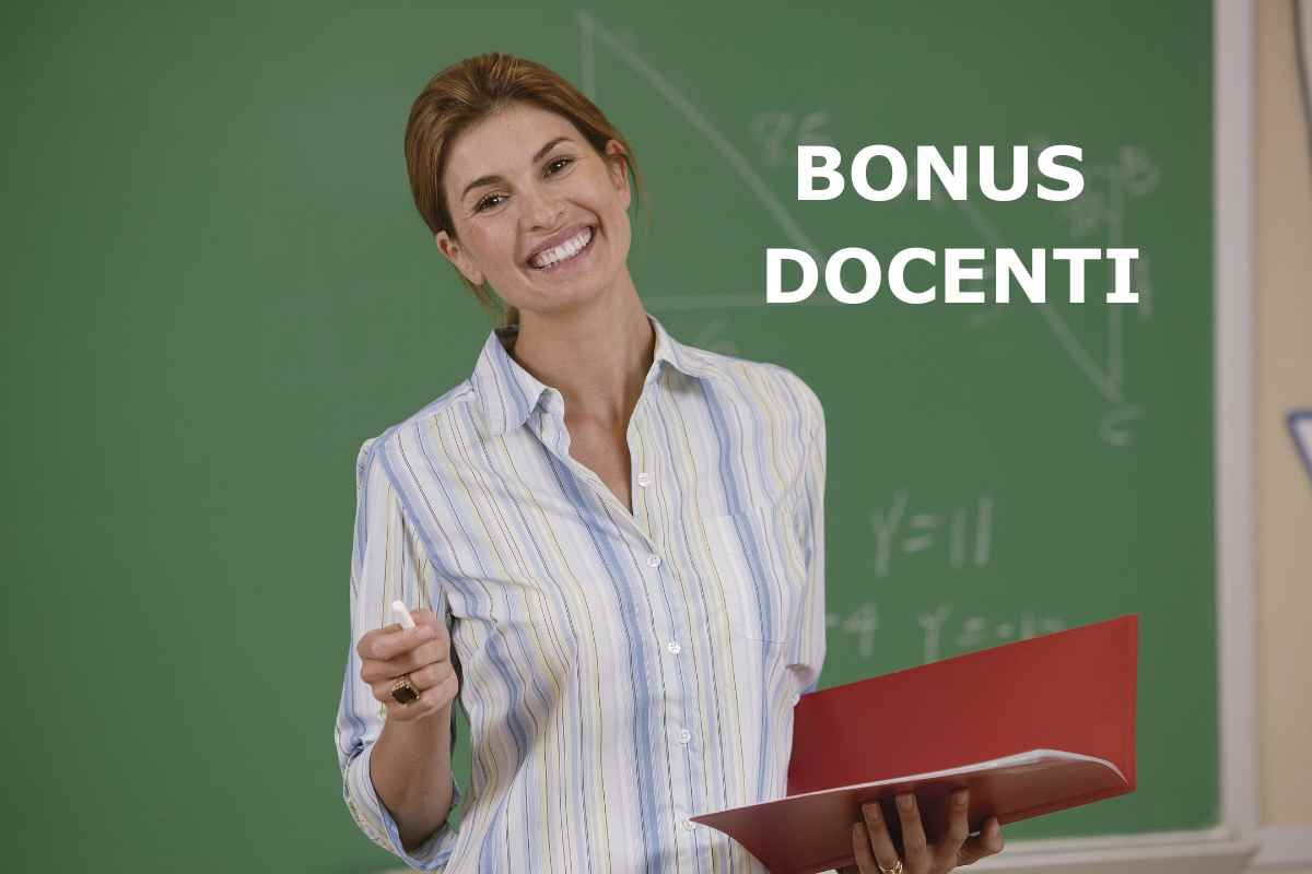 docente sorridente, scritta bonus docenti