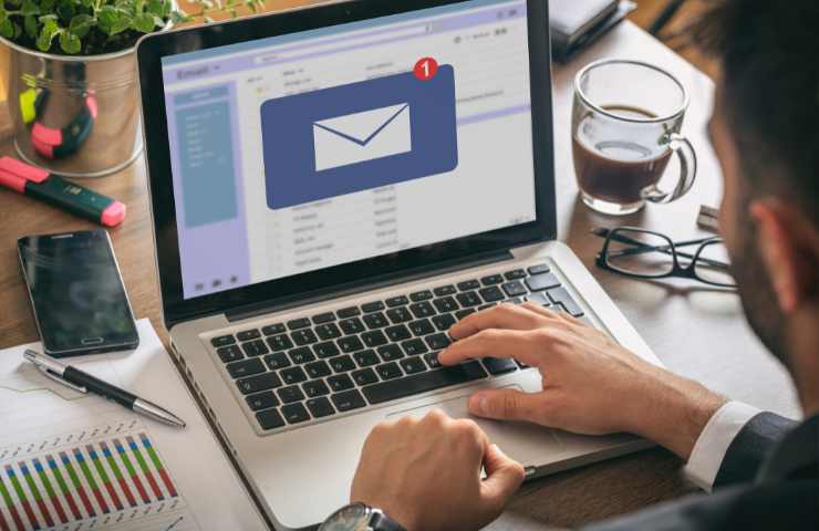 uomo usa pc con servizio posta elettronica