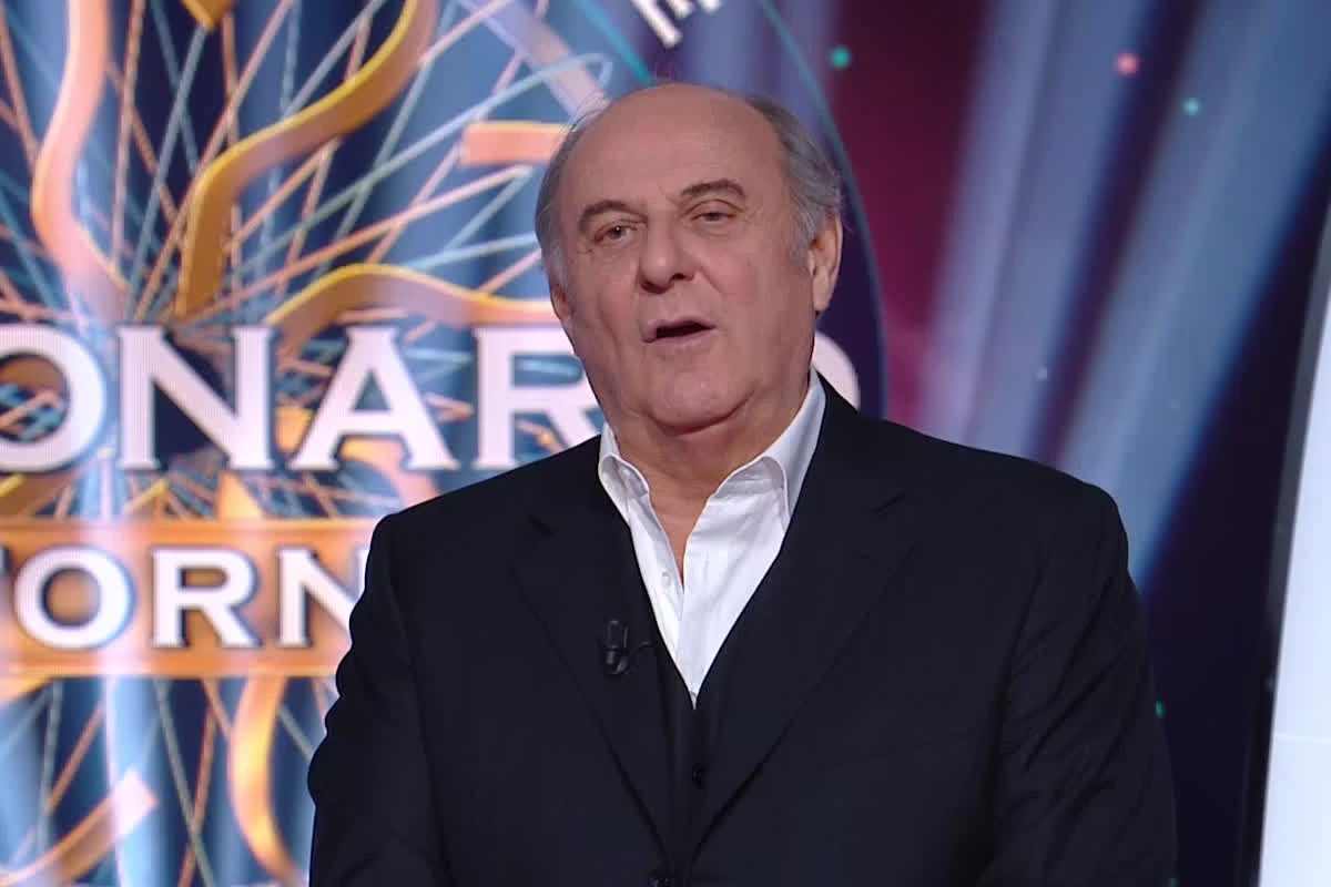 Gerry Scotti nello studio di Chi vuol essere milionario