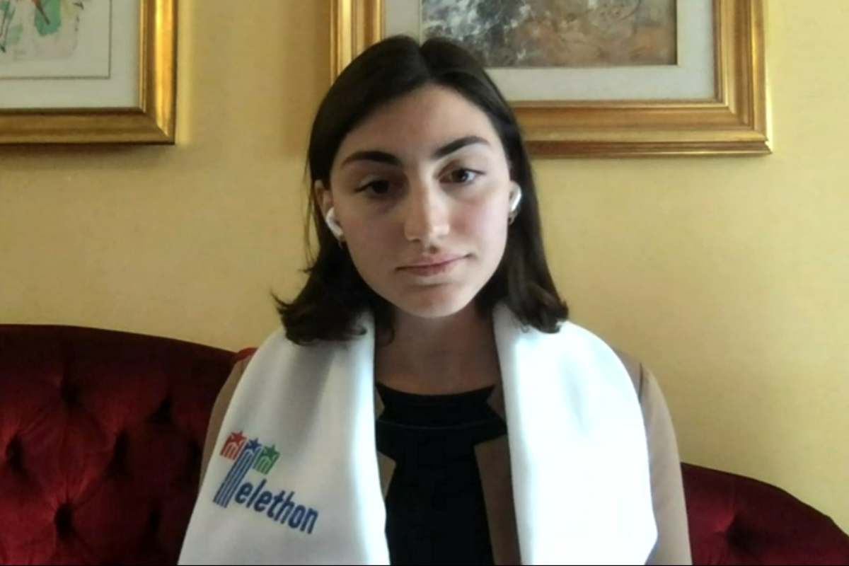 Valentina Giuffrè con la sciarpa di Telethon