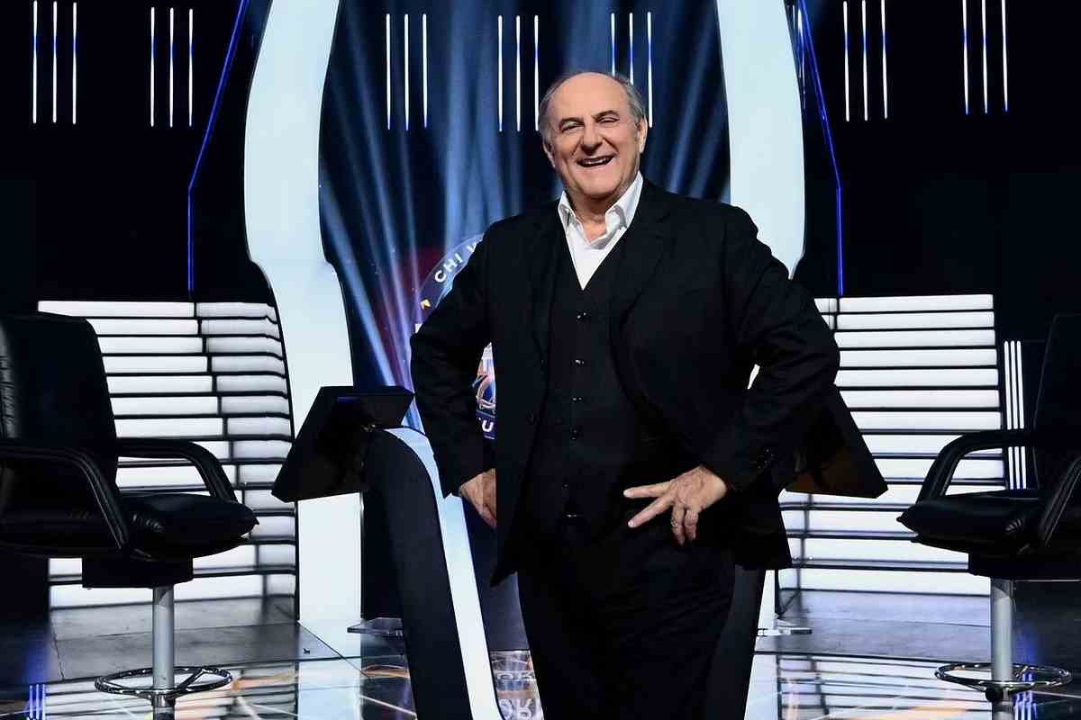 Gerry Scotti nello studio di Chi vuol essere milionario
