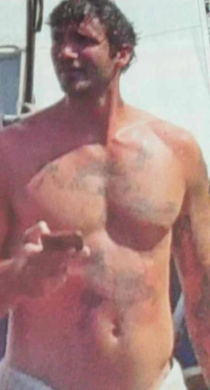 Stefano de Martino mostra la pancetta
