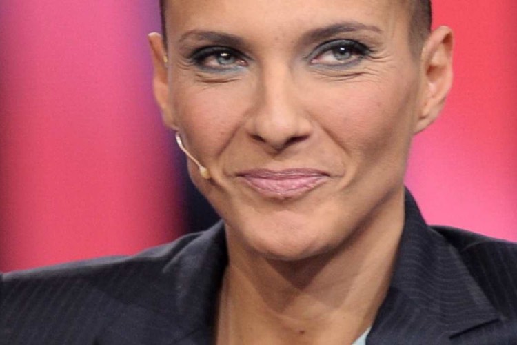 Rosalinda Celentano E La Terribile Patologia Che L Ha Colpita Deturparmi Il Viso Il Democratico Giornale Di Libera Informazione