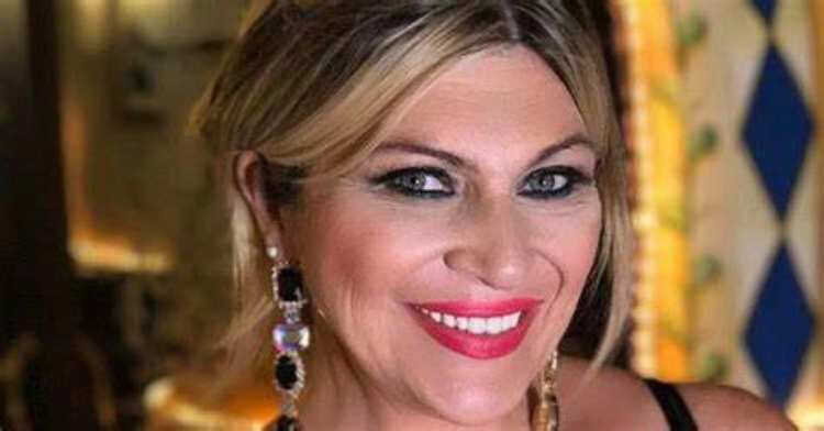 nadia sorride