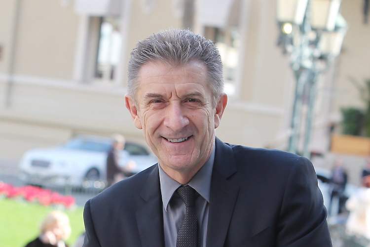 ezio sorride
