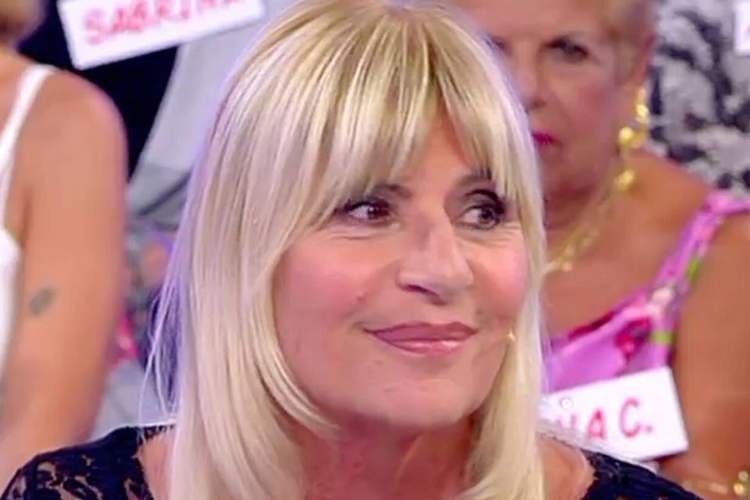 gemma sorride