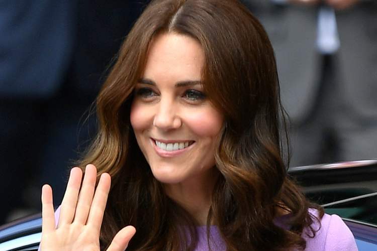 kate sorride e saluta