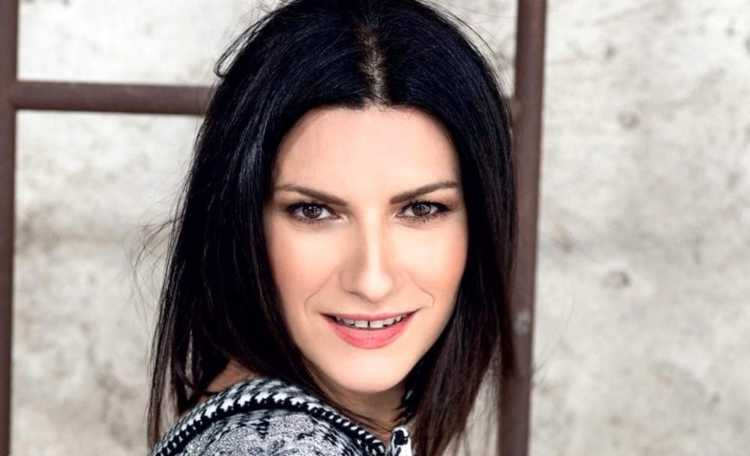 laura sorride