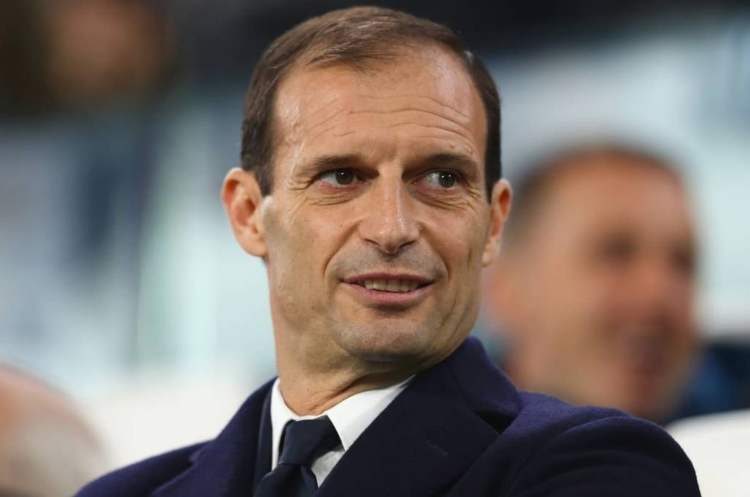 massimiliano sorride