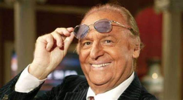 renzo sorride