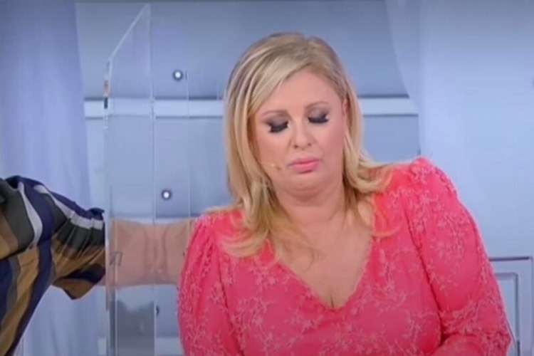 Uomini e Donne, entra completamente ubriaco in studio: la situazione