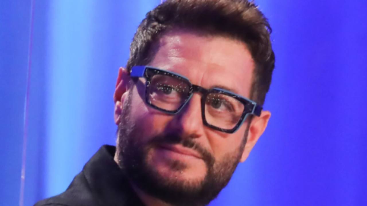 Enrico Papi, da star della tv al triste risvolto: la situazione è grave -  il Democratico - Giornale di libera informazione