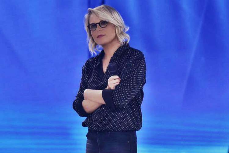 Maria De Filippi | panico in studio | entrano le forze dell'ordine |  Portano via il volto del programma