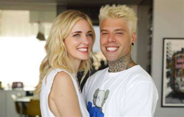 fede e chiara sorridono