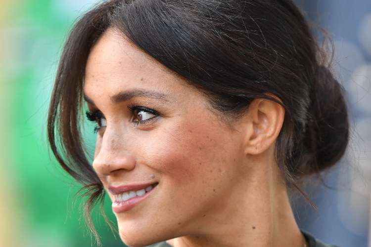 meghan sorride