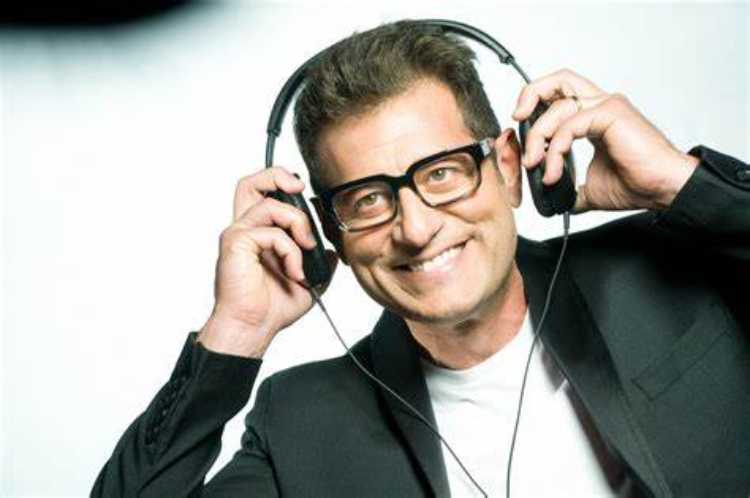 Enrico Papi, dopo il grande rilancio arriva la triste notizia: fatto fuori senza scrupoli Enrico Papi, dopo il grande rilancio arriva la triste notizia: fatto fuori senza scrupoli