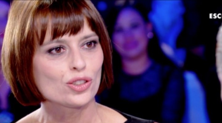 Claudia Pandolfi, la malattia che l’ha colpita: “Era un veleno” Claudia Pandolfi, la malattia che l’ha colpita: “Era un veleno”