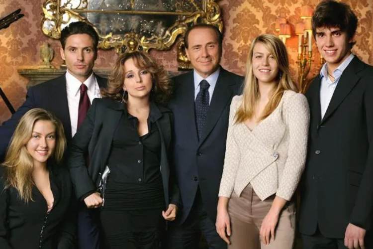 Pier Silvio Berlusconi, la famiglia si allarga: finalmente l’annuncio più atteso Pier Silvio Berlusconi, la famiglia si allarga: finalmente l’annuncio più atteso