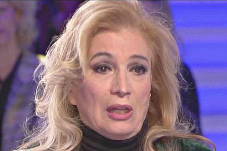 Iva Zanicchi, esce allo scoperto dopo la malattia: “Non sono più la stessa”| La confessione Iva Zanicchi, esce allo scoperto dopo la malattia: “Non sono più la stessa”| La confessione