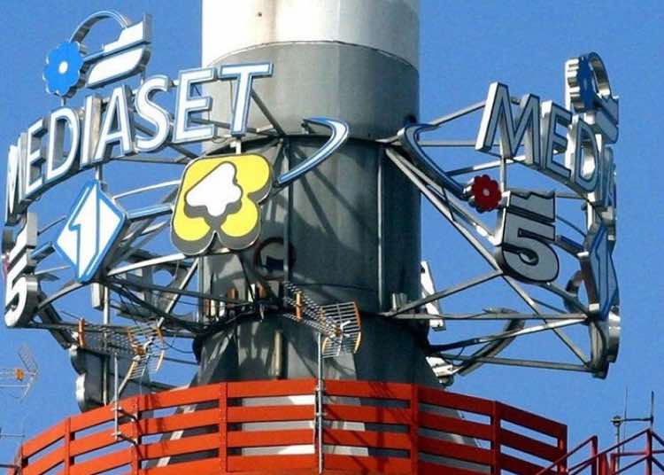 Mediaset, addio alla più amata del programma: un colpo al cuore Mediaset, addio alla più amata del programma: un colpo al cuore
