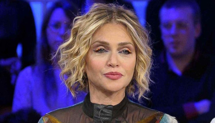 Paola Barale, dopo i momenti difficili ritrova l’amore con lui: ecco di chi si tratta Paola Barale, dopo i momenti difficili ritrova l’amore con lui: ecco di chi si tratta