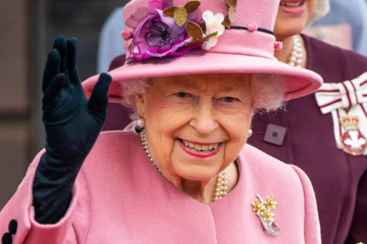 La regina Elisabetta riappare a sorpresa in televisione: è completamente irriconoscibile | Le immagini scioccanti