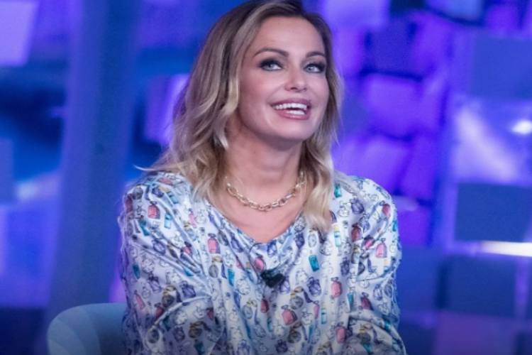 Sonia Bruganelli, spunta la foto del ritocchino: ecco com’è cambiata dopo la chirurgia Sonia Bruganelli, spunta la foto del ritocchino: ecco com’è cambiata dopo la chirurgia