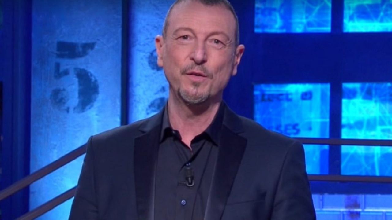 Amadeus, ma cosa fa? Gesto mai visto in diretta | il pubblico in studio resta senza parole Amadeus, ma cosa fa? Gesto mai visto in diretta | il pubblico in studio resta senza parole