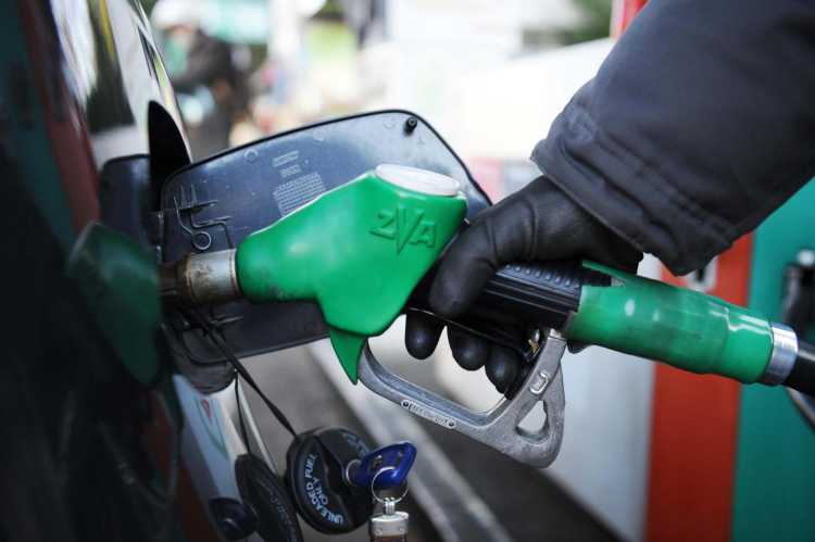 Benzina alle stelle, il rialzo è in arrivo: ecco da quando Benzina alle stelle, il rialzo è in arrivo: ecco da quando