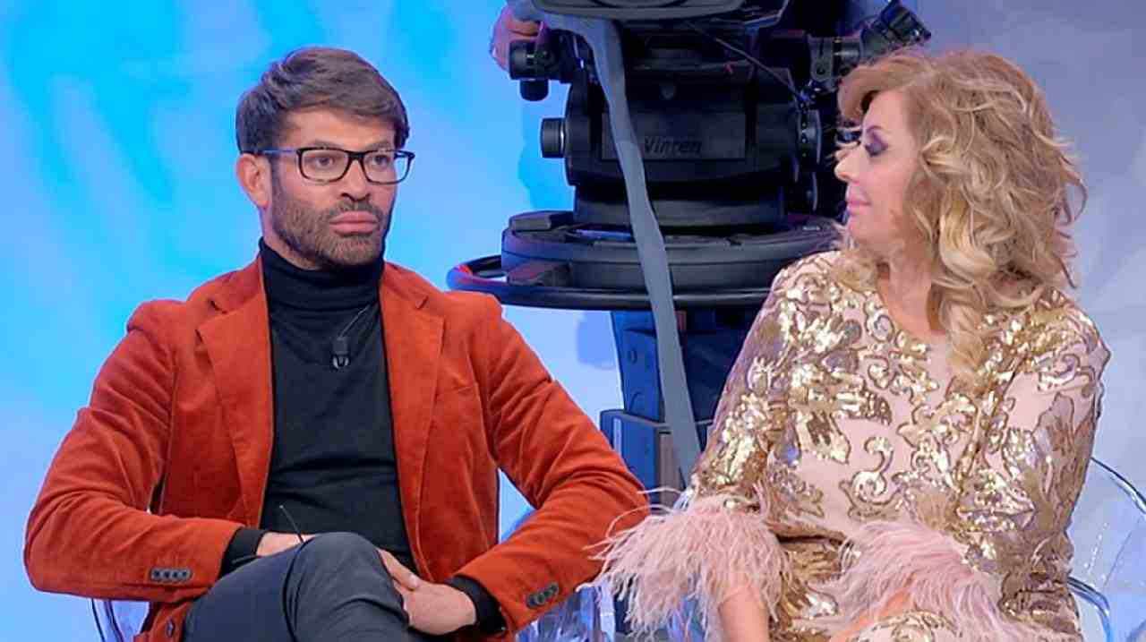 Gianni Sperti aggressione alla Cipollari: succede di tutto | Panico in studio Gianni Sperti aggressione alla Cipollari: succede di tutto | Panico in studio