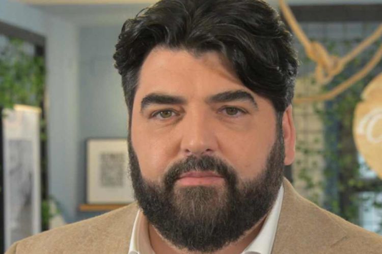 Antonino Cannavacciuolo, ama un’altra: è bellissima e paga tutto lui Antonino Cannavacciuolo, ama un’altra: è bellissima e paga tutto lui