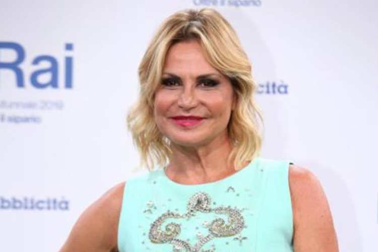 Simona Ventura sorride