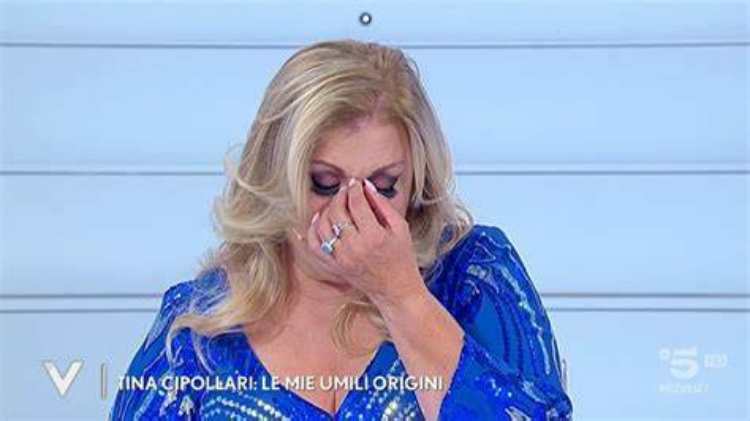 Tina Cipollari piange