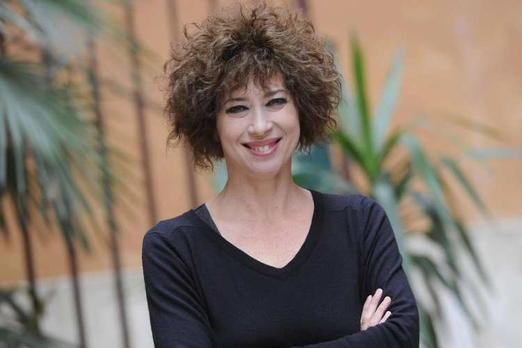 Veronica Pivetti sorride