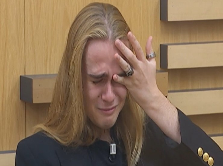 Aaron scoppia in lacrime foto rete ildemocratico.com 20221123
