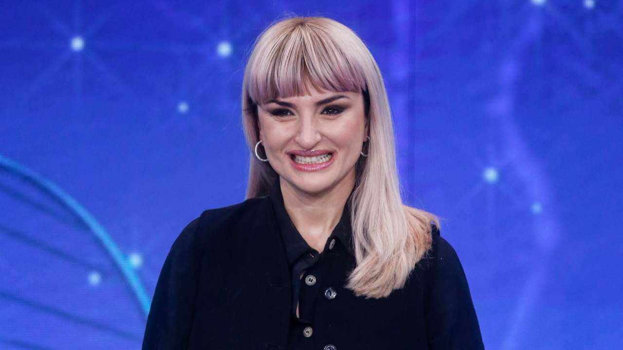 Arisa sorride