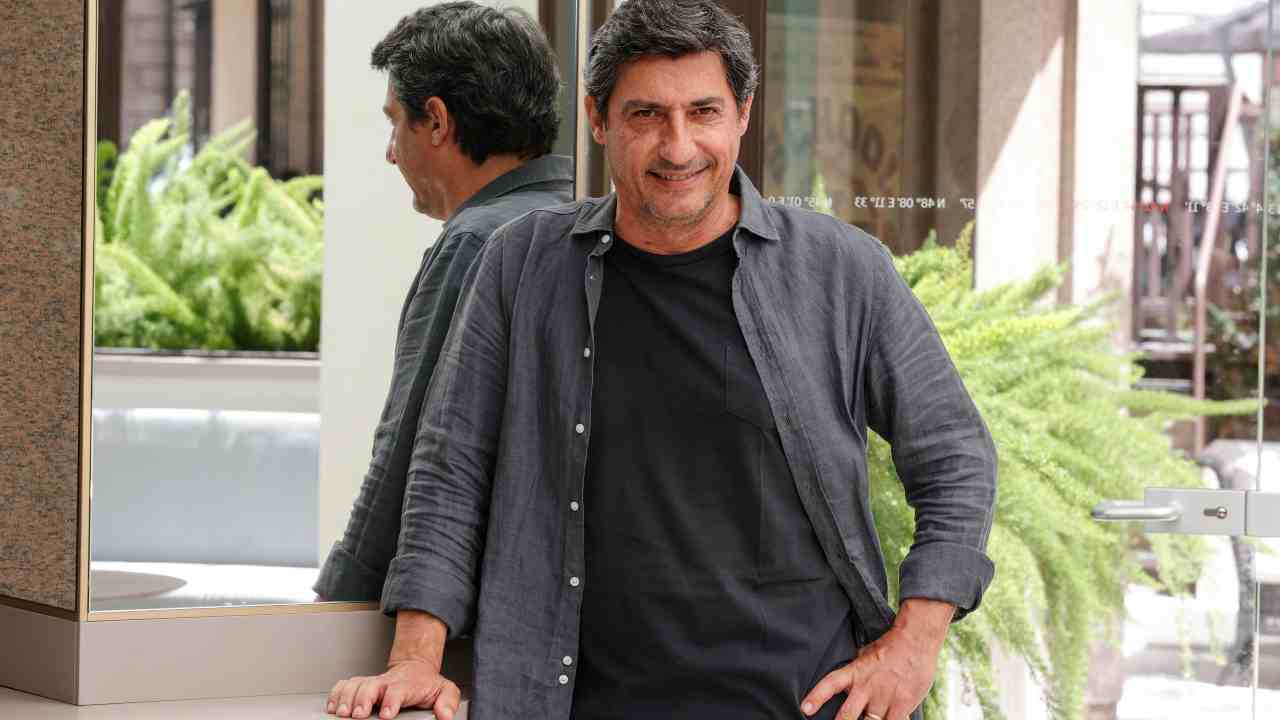Emilio Solfrizzi sorride