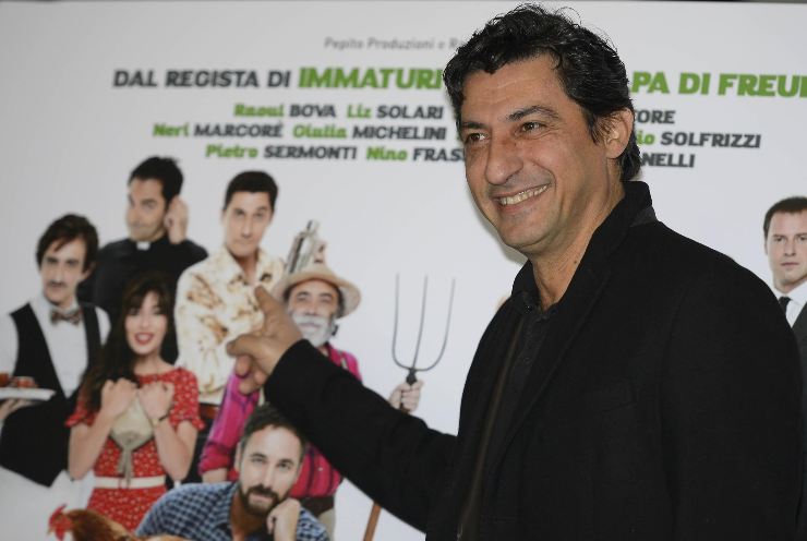 Emilio Solfrizzi sorride