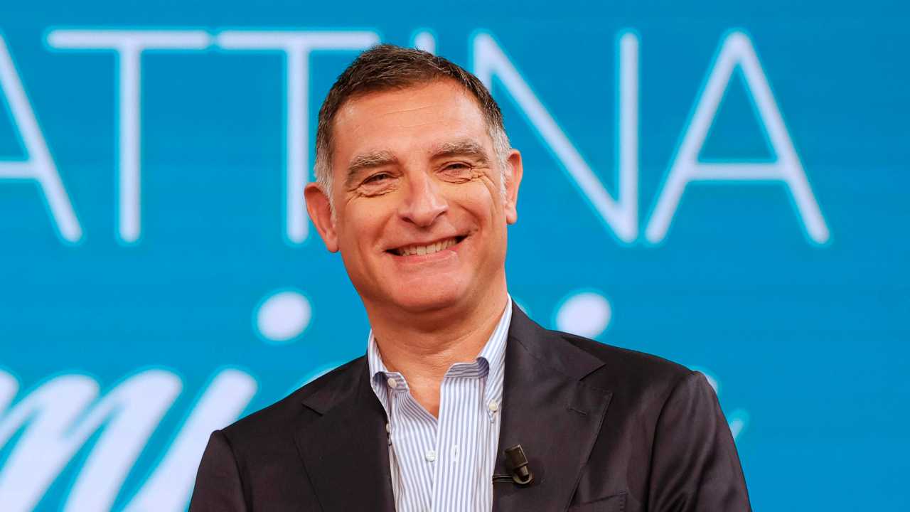 Tiberio Timperi sorride