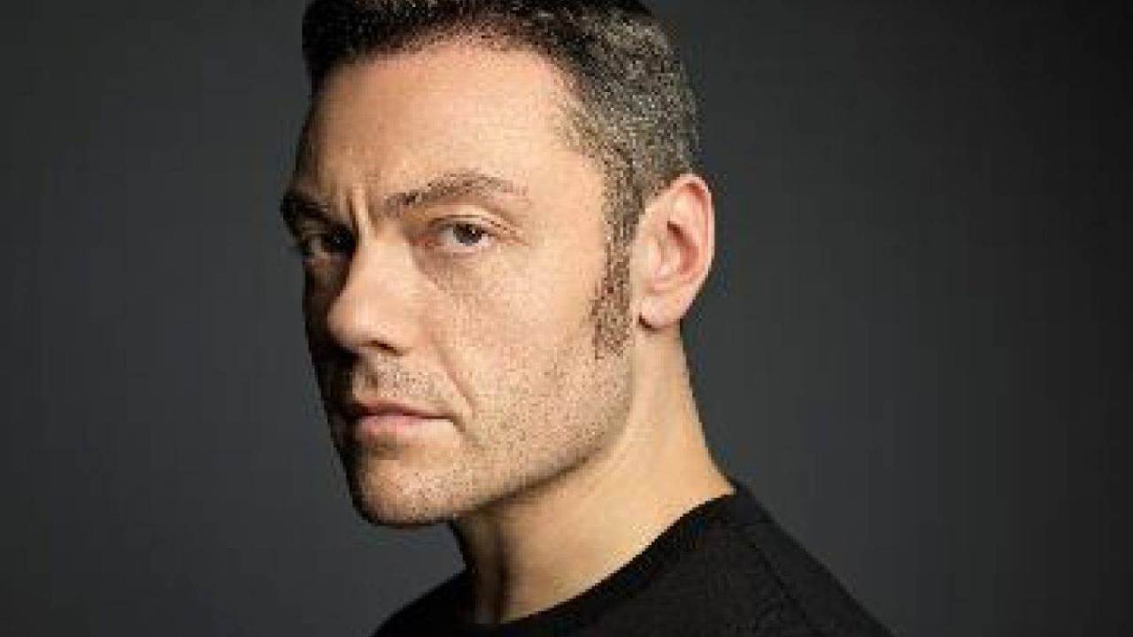 Tiziano Ferro serio