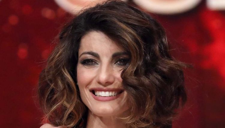 samanta sorride