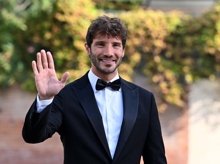 Stefano De Martino sorride