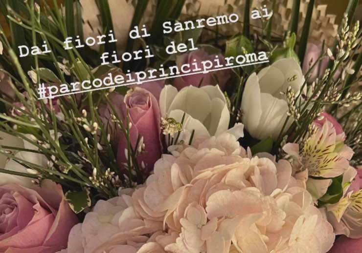 Giovanna Civitillo riceve dei fiori
