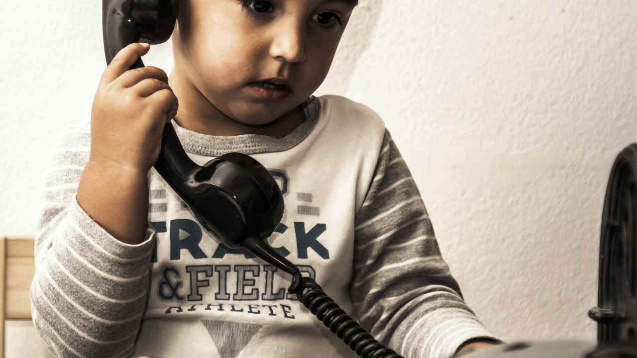 Bambino al telefono
