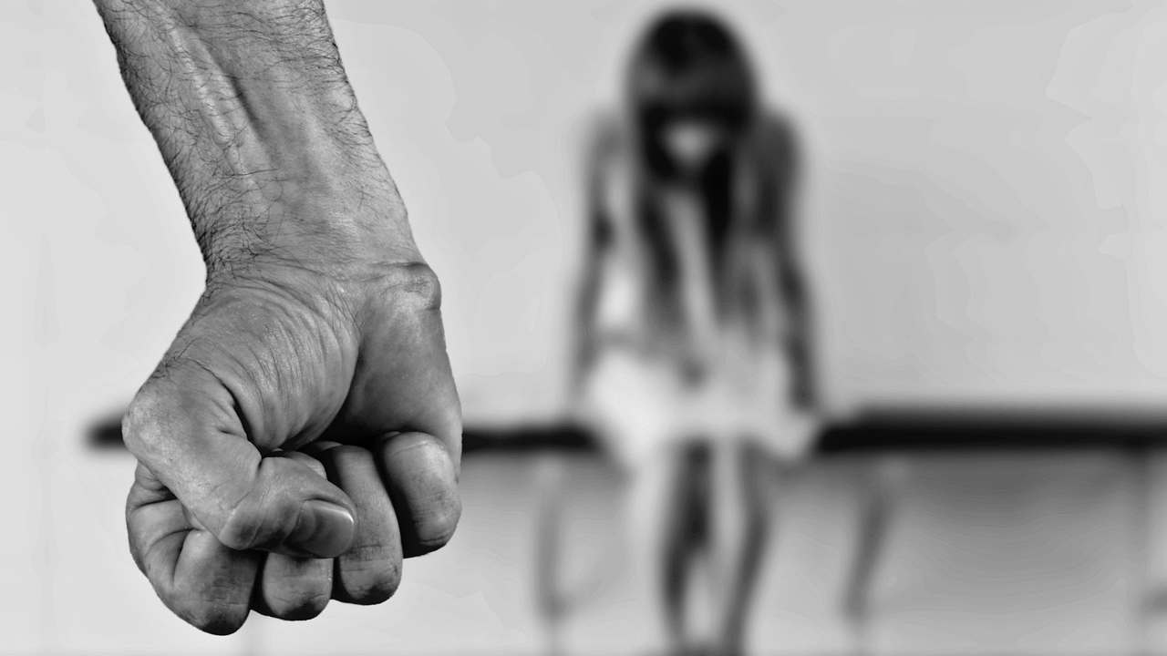 Torino, stupra la figlia della compagna una volta a settimana per cinque anni. La ragazza confessa tutto: arrestato