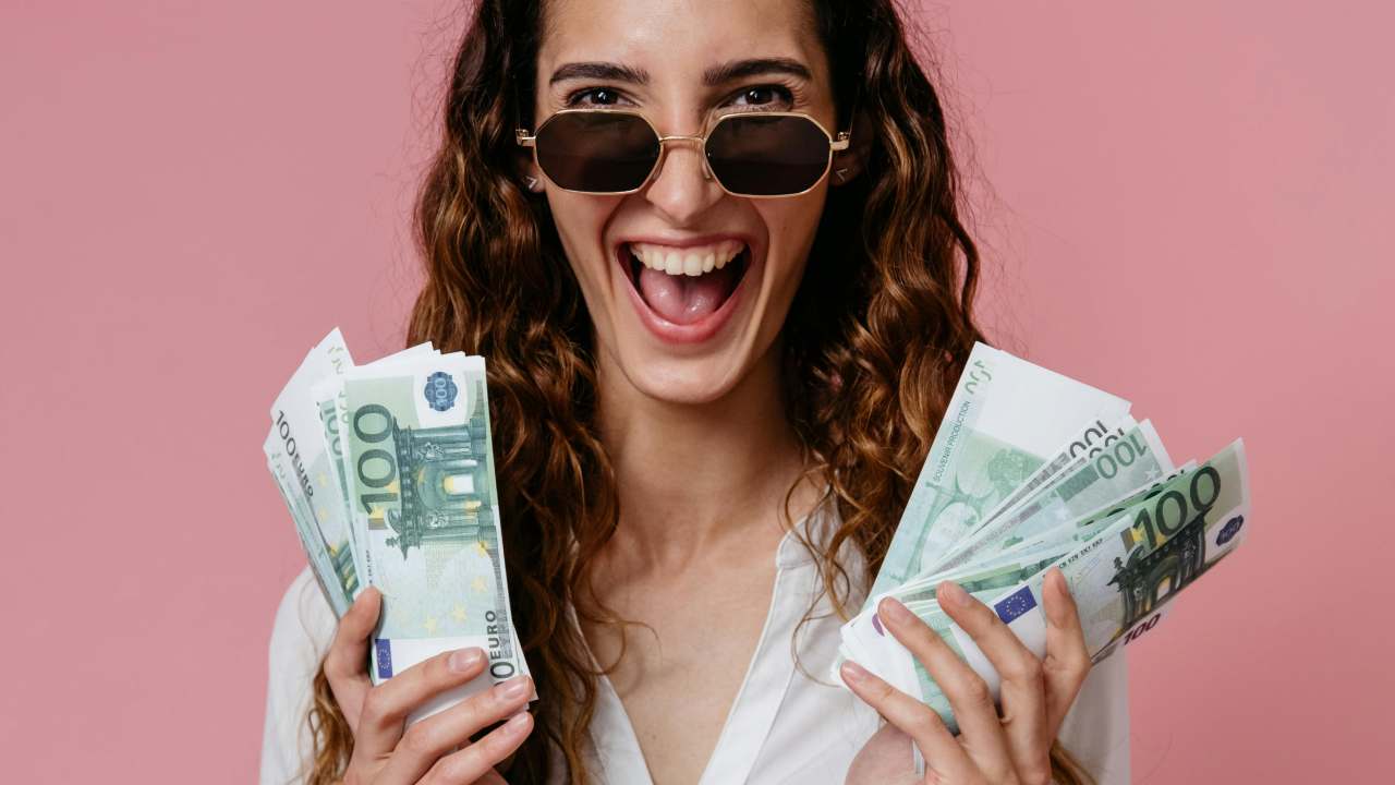 “Diamo 100 euro a ogni italiano”: Salvini premia tutti: BONUS di CITTADINANZA fisso da Aprile, non serve neanche far richiesta