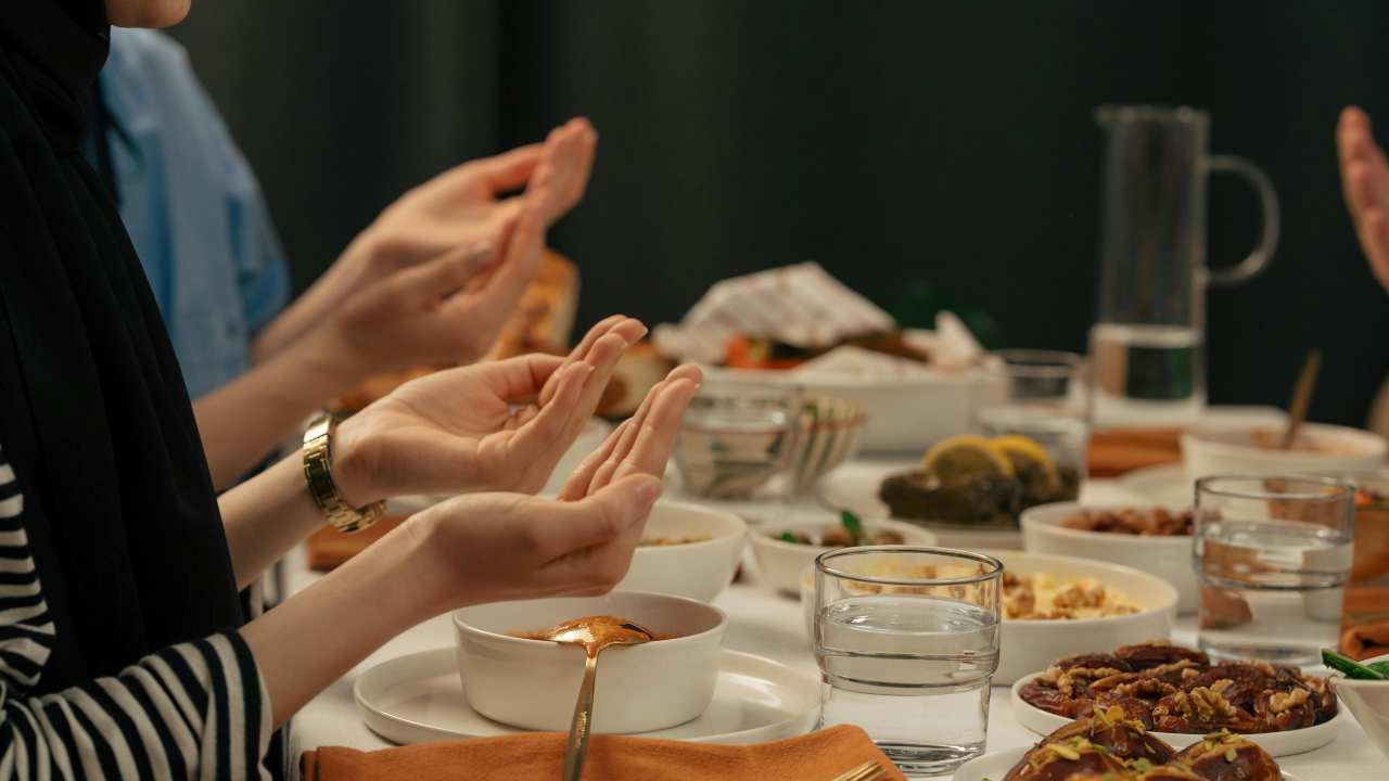 Persone che pregano a tavola