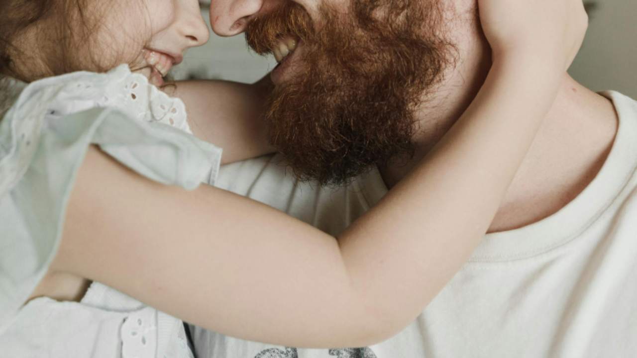 Papà che abbraccia la figlia